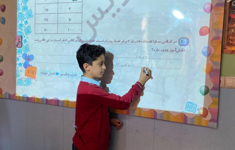 پسرهای ریاضیدانم در حال حل تمرینات مربوط به تقسیم 2