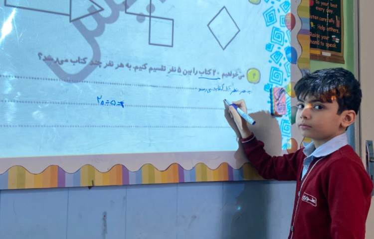 پسرهای ریاضیدانم در حال حل تمرینات مربوط به تقسیم 3