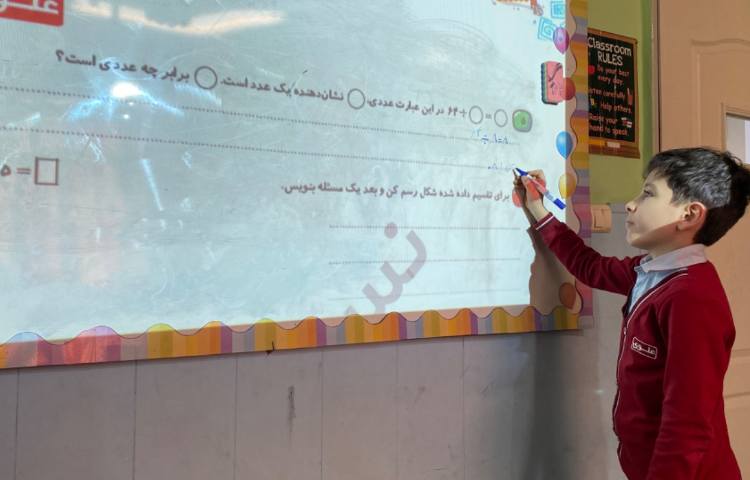 پسرهای ریاضیدانم در حال حل تمرینات مربوط به تقسیم 3