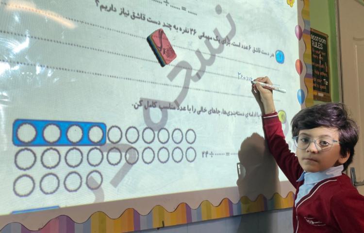 پسرهای ریاضیدانم در حال حل تمرینات مربوط به تقسیم 4
