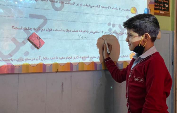 پسرهای ریاضیدانم در حال حل تمرینات مربوط به تقسیم 4