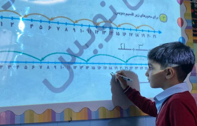 پسرهای ریاضیدانم در حال حل تمرینات مربوط به تقسیم 5