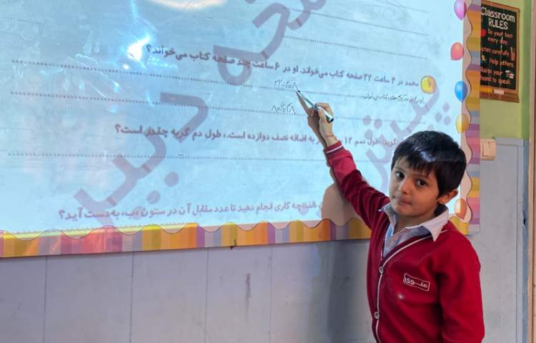 پسرهای ریاضیدانم در حال حل تمرینات مربوط به تقسیم 5