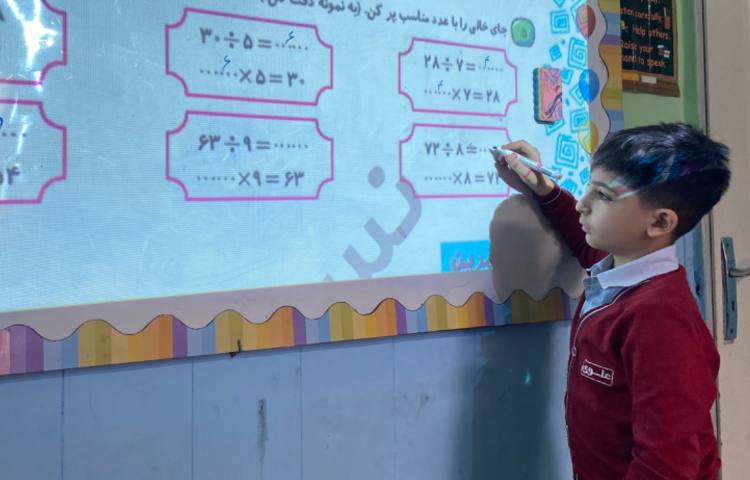 پسرهای ریاضیدانم در حال حل تمرینات مربوط به تقسیم 6