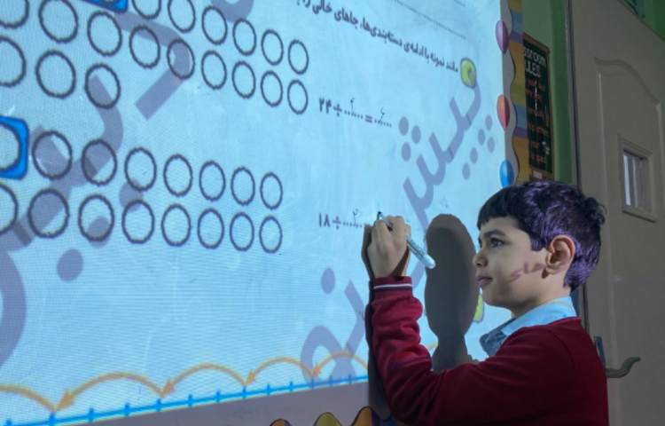 پسرهای ریاضیدانم در حال حل تمرینات مربوط به تقسیم 8