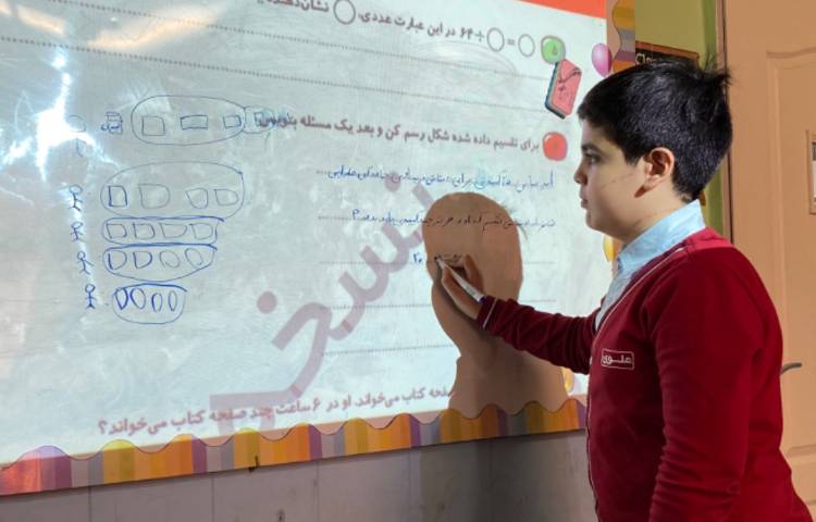 پسرهای ریاضیدانم در حال حل تمرینات مربوط به تقسیم