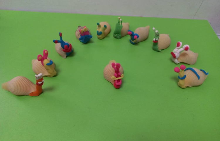 پژوهش حلزون ها همراه با دست سازه حلزون 2