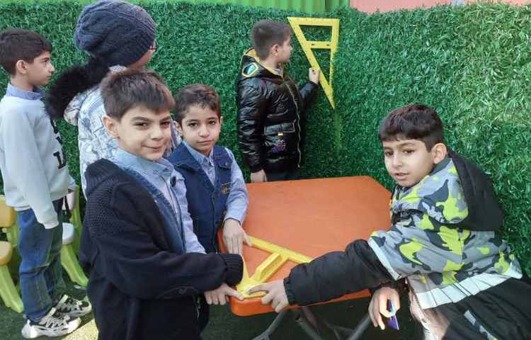 پیداکردن زاویه راست با گونیا در فضای مدرسه