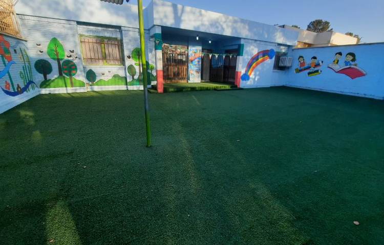 حیاط پیش‌دبستان دیباگران مبارکه