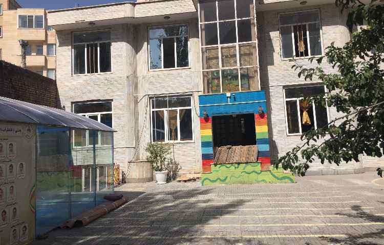 حیاط پیش‌دبستان و دبستان دخترانه تربیت اردبیل