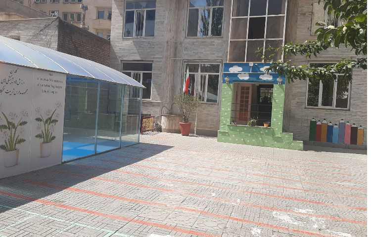 حیاط پیش‌دبستان و دبستان دخترانه تربیت اردبیل