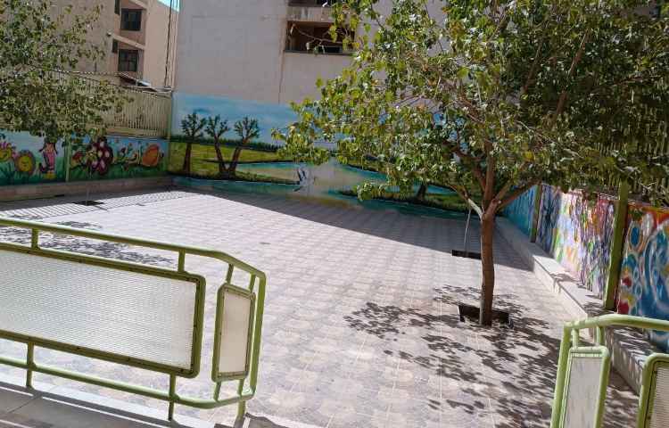 حیاط پیش‌دبستان و دبستان دخترانه حکمت فردیس