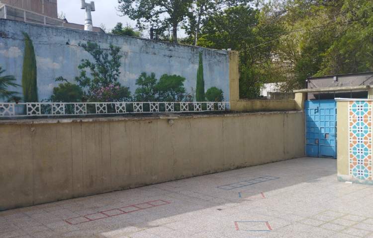 حیاط پیش‌دبستان و دبستان دخترانه خلاقیت خرم‌آباد