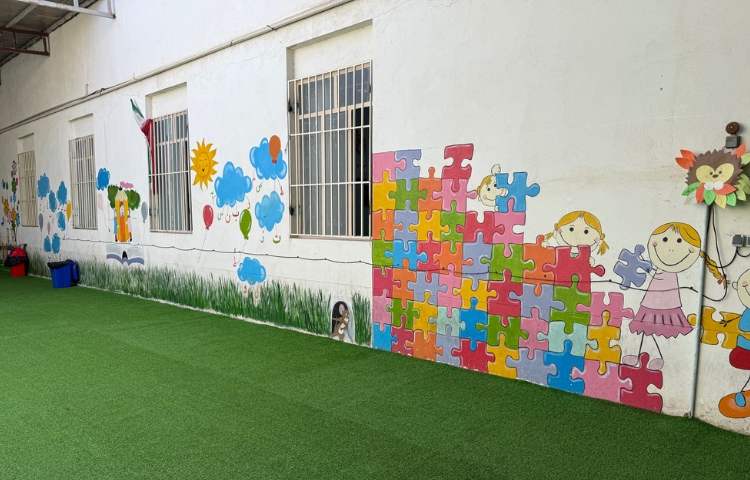 حیاط پیش‌دبستان و دبستان دخترانه ستارگان فکر برتر قدر چهارباغ