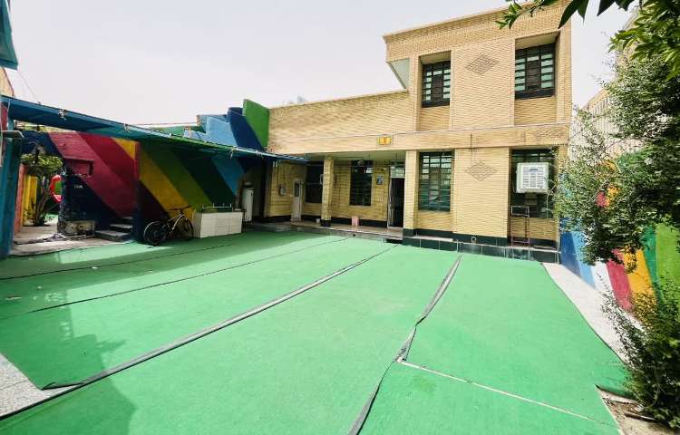 حیاط پیش‌دبستان و دبستان دخترانه شکوفه های پرتلاش دهدشت