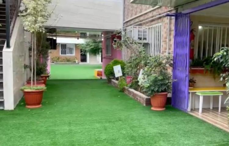 حیاط پیش‌دبستان و دبستان دخترانه طلیعه دانش قائم شهر