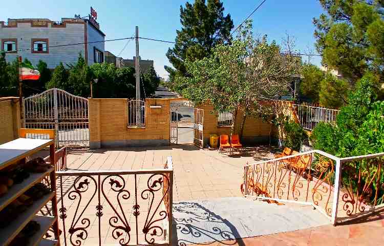 حیاط پیش‌دبستان و دبستان دخترانه نیلوفران خلاق اسکو