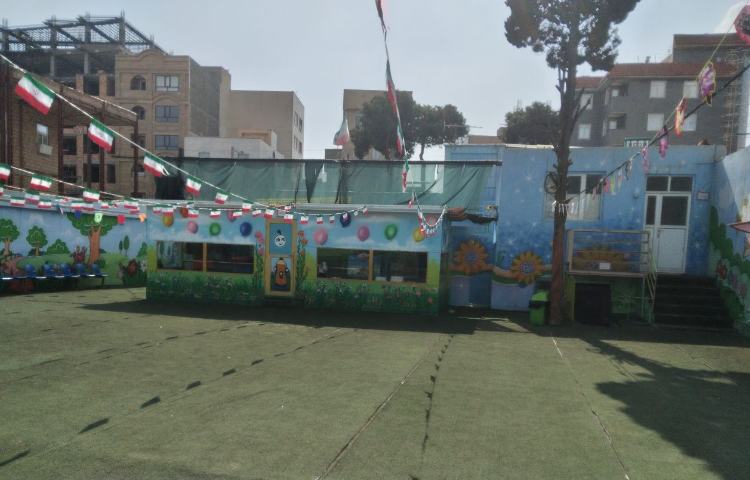 حیاط پیش‌دبستان و دبستان دخترانه نیکان دانش گستر اسلامشهر