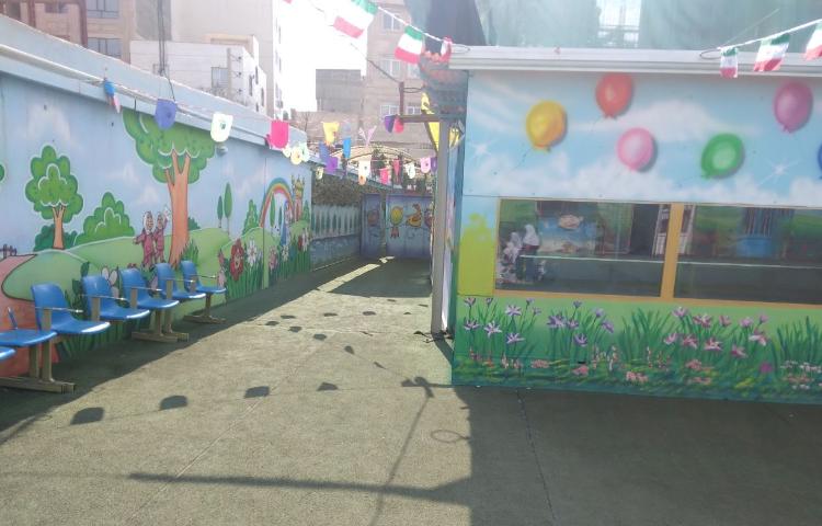 حیاط پیش‌دبستان و دبستان دخترانه نیکان دانش گستر اسلامشهر