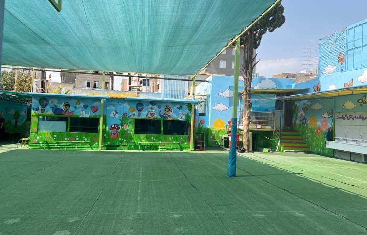 حیاط پیش‌دبستان و دبستان دخترانه نیکان دانش گستر اسلامشهر