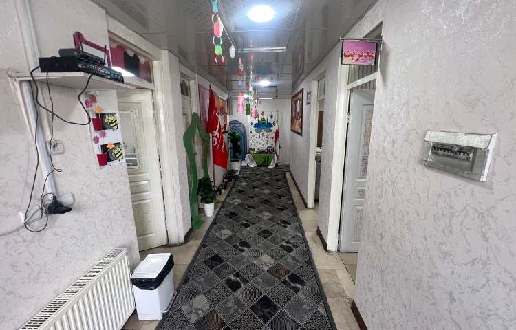 راه‌پله پیش‌دبستان و دبستان دخترانه نیکان دانش گستر اسلامشهر