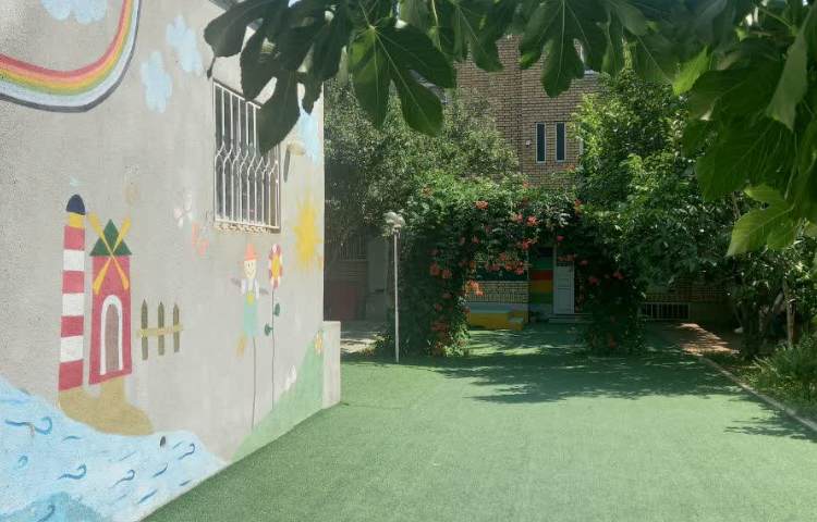 حیاط پیش‌دبستان و دبستان دخترانه پویش ارومیه