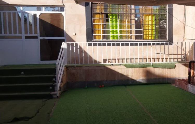 حیاط پیش‌دبستان و دبستان دخترانه گلهای نرگس آبیک