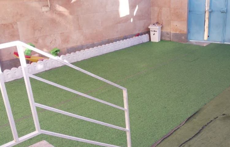 حیاط پیش‌دبستان و دبستان دخترانه گلهای نرگس آبیک