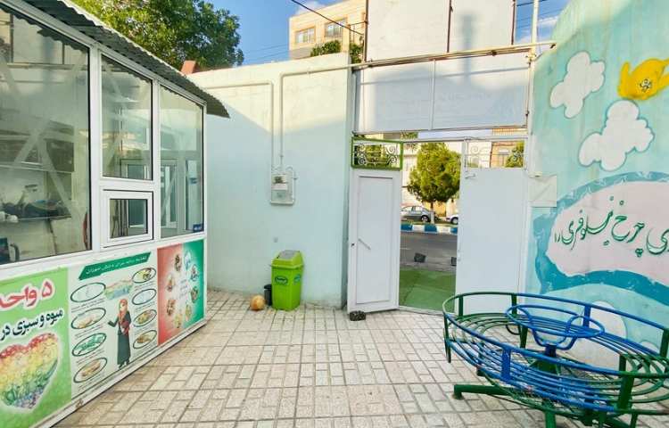 حیاط پیش‌دبستان و دبستان دخترانه گوهر‌دانش میانه