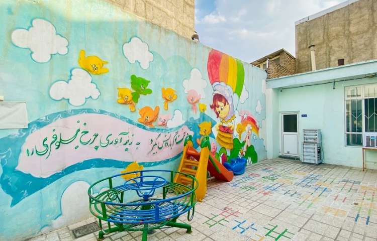 حیاط پیش‌دبستان و دبستان دخترانه گوهر‌دانش میانه