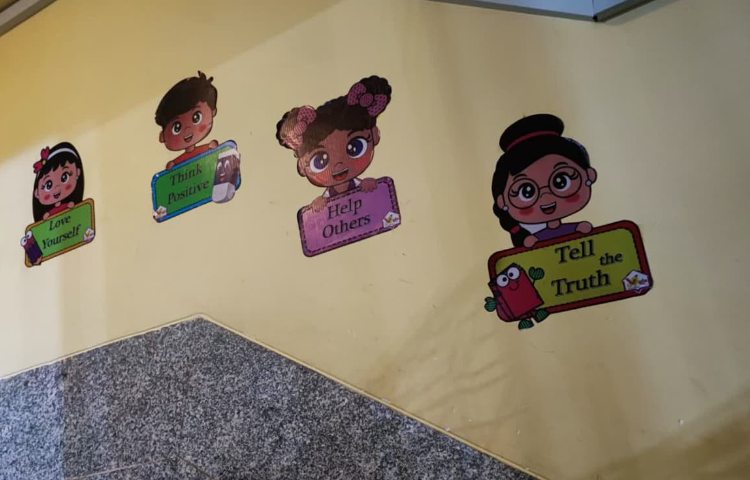 راه‌پله پیش‌دبستان و دبستان وفاداران علم کرج