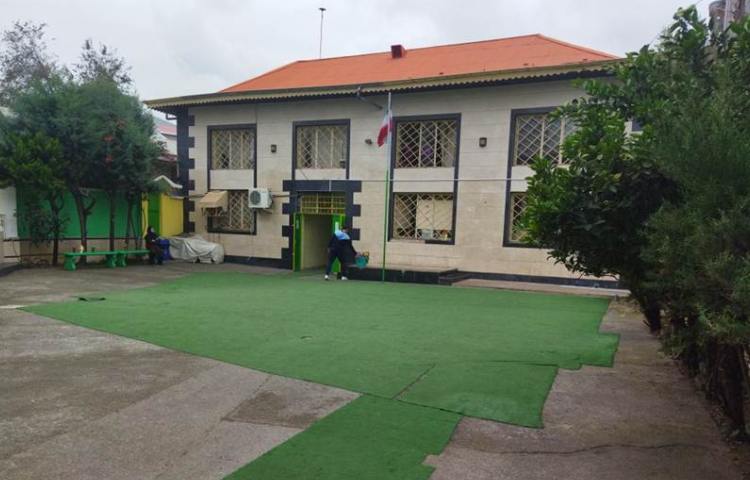 حیاط پیش‌دبستان و دبستان پسرانه آفرینش رشت