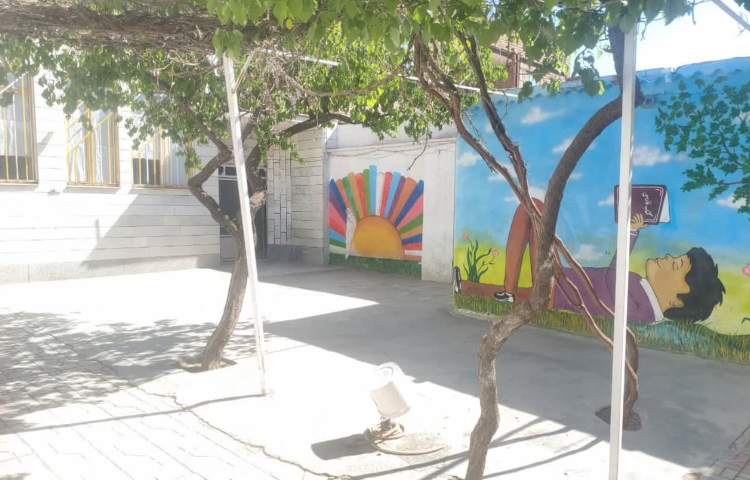 حیاط پیش‌دبستان و دبستان پسرانه اندیشه بهار