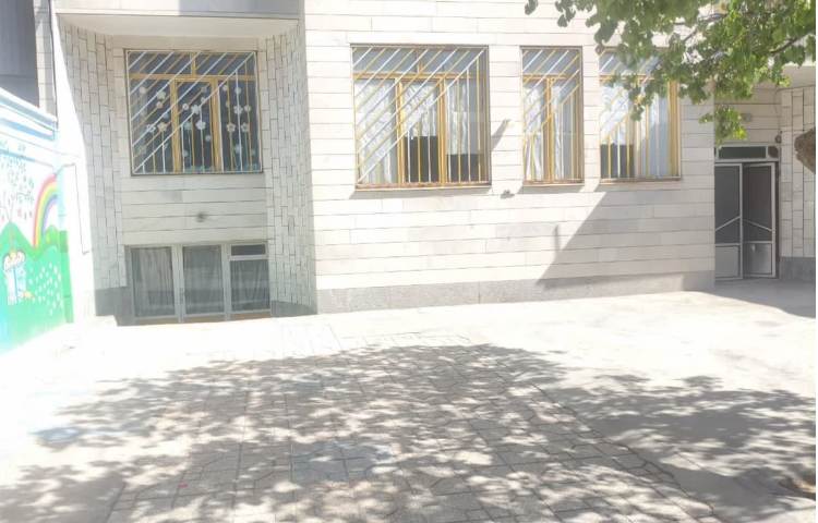 حیاط پیش‌دبستان و دبستان پسرانه اندیشه بهار