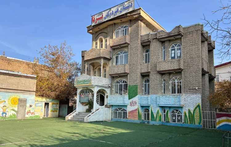 حیاط پیش‌دبستان و دبستان پسرانه برنا ارومیه