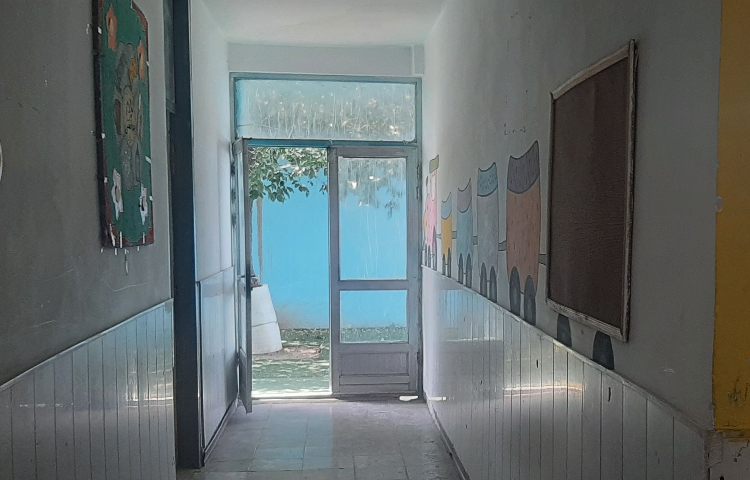 سالن ورودی پیش‌دبستان و دبستان پسرانه درخشش سیرجان