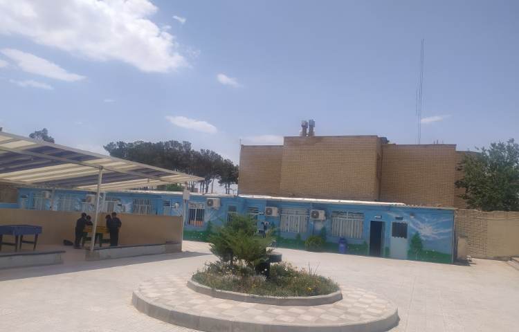 حیاط پیش‌دبستان و دبستان پسرانه مفید آران و بیدگل