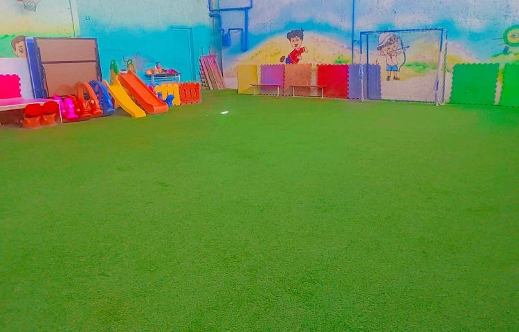 حیاط پیش‌دبستان و دبستان پسرانه مهرسینا قرچک