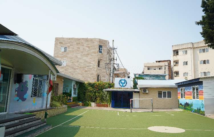 حیاط پیش‌دبستان و دبستان پسرانه پیشگامان یک قائم شهر