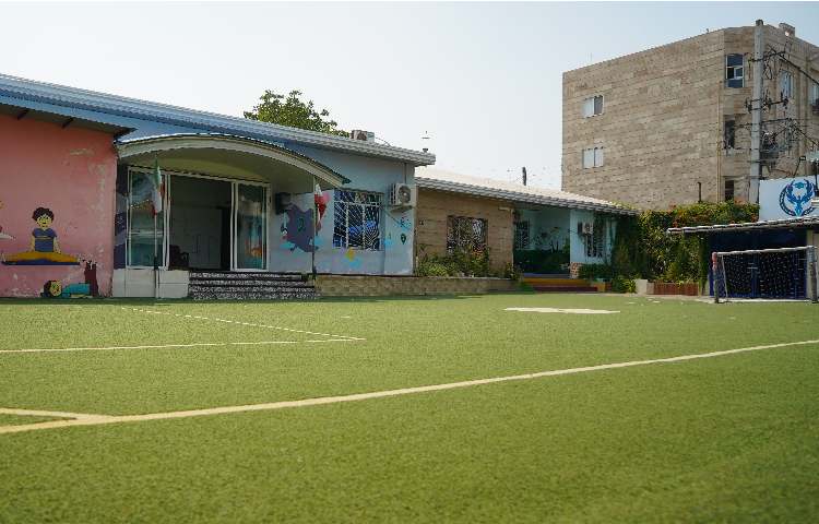 حیاط پیش‌دبستان و دبستان پسرانه پیشگامان یک قائم شهر