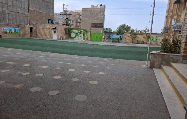 حیاط پیش‌دبستان و دبستان پسرانه گلهای نمونه ورامین