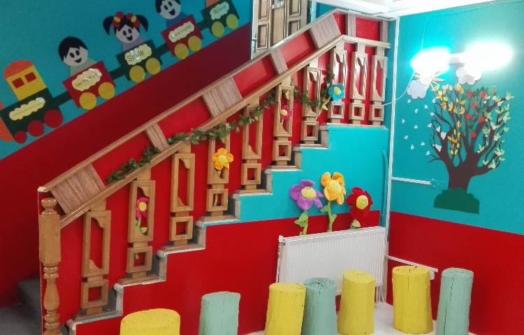 راه‌پله پیش‌دبستان پسرانه ناحیه 3 اصفهان - شیخ صدوق