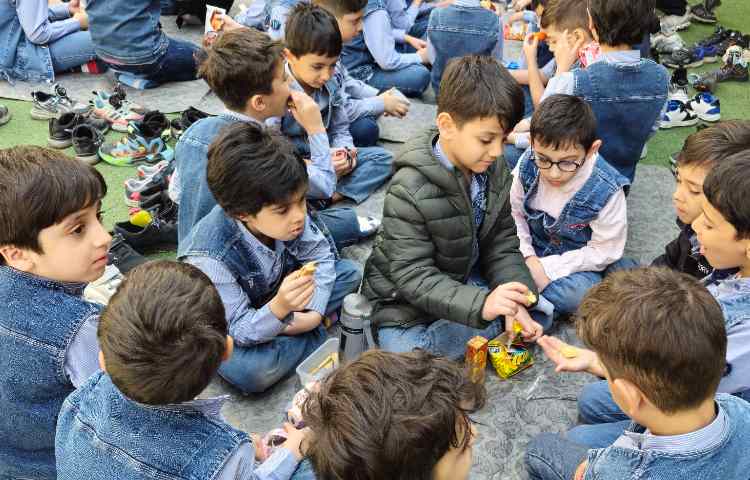 پیک نیک در حیاط و اجرای بازی طناب‌کشی برای ایجاد انگیزه تدریس نشانه(ط) 1