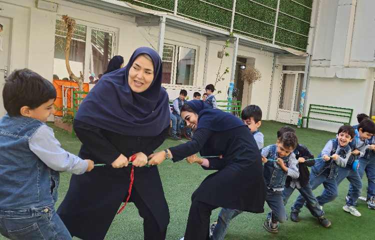 پیک نیک در حیاط و اجرای بازی طناب‌کشی برای ایجاد انگیزه تدریس نشانه(ط)