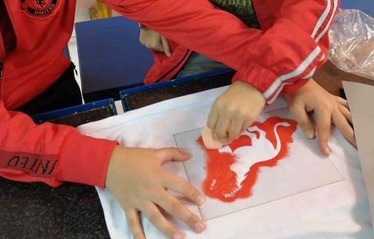 چاپ با رنگ اکریلیک روی لباس و پارچه 3