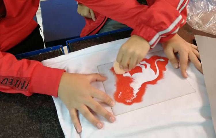 چاپ با رنگ اکریلیک روی لباس و پارچه 6