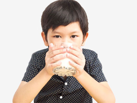 چرا خوردن شیر برای کودکان الزامی است؟