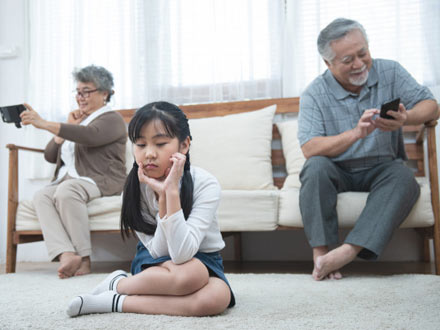 چرا نباید به کودک بی‌توجهی کرد؟