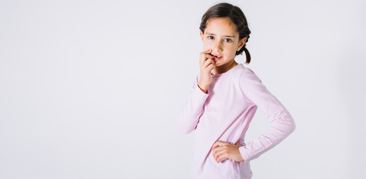 چرا کودکان ناخن‌هایشان را می‌جوند؟