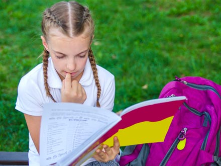 چرا کودکان ناخن‌هایشان را می‌جوند؟